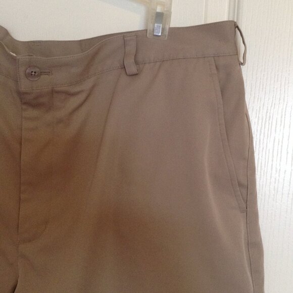 Nike Dri-Fit Men's Golf Bermuda Shorts Size 40 Golfing Beige Khaki Flat Front - Picture 2 of 9